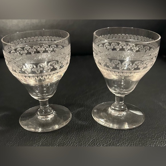 A Pair Of Glass Needle Etched Small Cordial Sherry Glasses Elegant - Picture 2 of 8